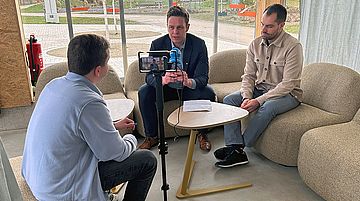 Drei Männer sitzen an einem Tisch und führen ein video-Interview für die Ruhrnachrichten Schwerte zur Kommunalen Wärmeplanung.